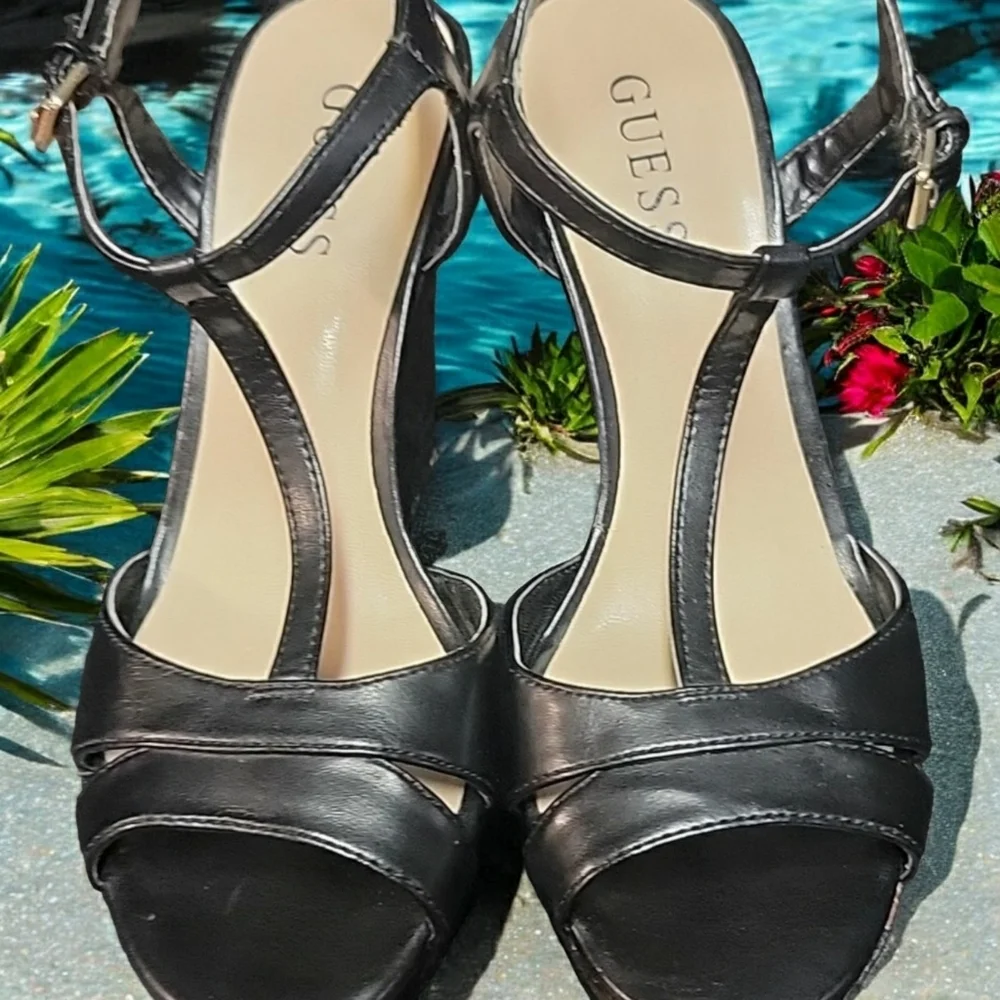 Guess woman's size 8 High heeled sandles